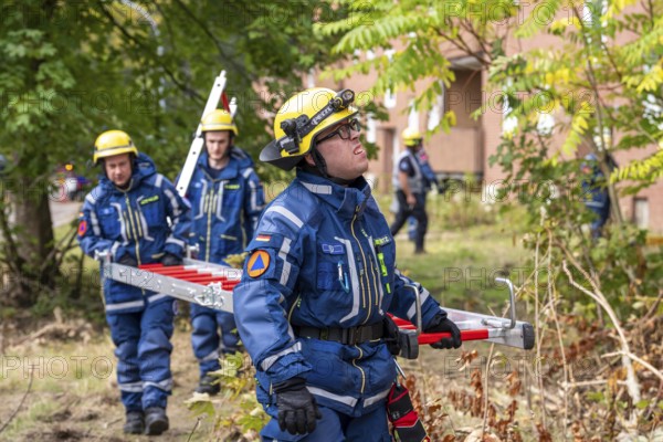 Rescue and recovery of people after a drone attack on residential buildings in a civil defence scenario, in which access is partly possible via wall breakthroughs or upper floors, scaling ladder operation, FÜLEX25, of the THW, Technisches Hilfswerk, Landesverband North Rhine-Westphalia, on 4 weekends over 3500 volunteers from the 127 North Rhine-Westphalia local associations, many different deployment scenarios, from the field of disaster control and civil defence