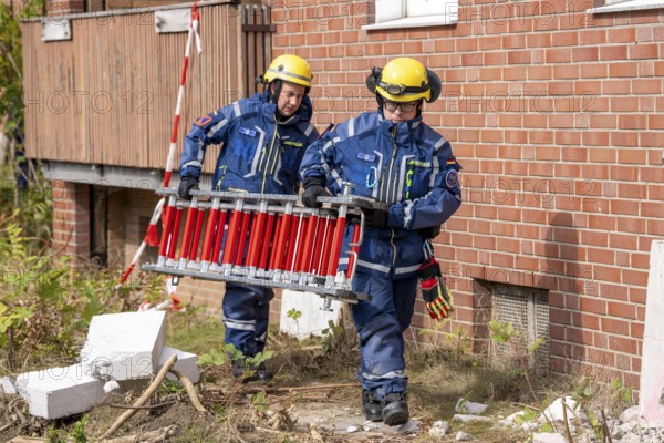 Rescue and recovery of people after a drone attack on residential buildings in a civil defence scenario, in which access is partly possible via wall breakthroughs or upper floors, scaling ladder operation, FÜLEX25, of the THW, Technisches Hilfswerk, Landesverband North Rhine-Westphalia, on 4 weekends over 3500 volunteers from the 127 North Rhine-Westphalia local associations, many different deployment scenarios, from the field of disaster control and civil defence
