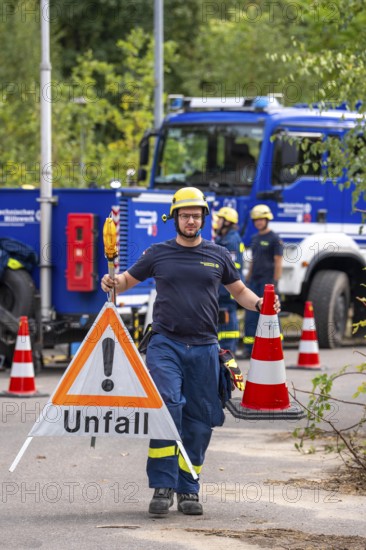Rescue and recovery of people after a drone attack on residential buildings in a civil defence scenario, in which access is partly possible via wall breakthroughs or upper floors, FÜLEX25, of the THW, Technisches Hilfswerk, Landesverband North Rhine-Westphalia, on 4 weekends over 3500 volunteers from the 127 North Rhine-Westphalia local associations practice many different deployment scenarios from the field of disaster control and civil defence