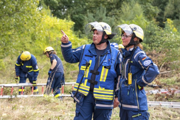 Rescue and recovery of people after a drone attack on residential buildings in a civil defence scenario, in which access is partly possible via wall breakthroughs or upper floors, FÜLEX25, of the THW, Technisches Hilfswerk, Landesverband North Rhine-Westphalia, on 4 weekends over 3500 volunteers from the 127 North Rhine-Westphalia local associations practice many different deployment scenarios from the field of disaster control and civil defence