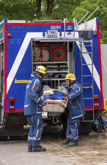 Rescue and recovery of people after a drone attack on residential buildings in a civil defence scenario, in which access is partly possible via wall breakthroughs or upper floors, FÜLEX25, of the THW, Technisches Hilfswerk, Landesverband North Rhine-Westphalia, on 4 weekends over 3500 volunteers from the 127 North Rhine-Westphalia local associations practice many different deployment scenarios from the field of disaster control and civil defence