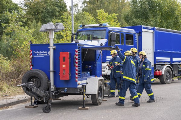 Rescue and recovery of people after a drone attack on residential buildings in a civil defence scenario, in which access is partly possible via wall breakthroughs or upper floors, FÜLEX25, of the THW, Technisches Hilfswerk, Landesverband North Rhine-Westphalia, on 4 weekends over 3500 volunteers from the 127 North Rhine-Westphalia local associations practice many different deployment scenarios from the field of disaster control and civil defence