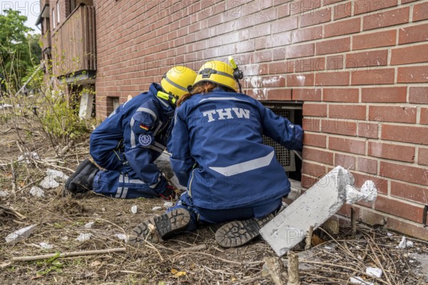 Rescue and recovery of people after a drone attack on a residential building in a civil defence scenario, in which access is partly possible via wall breakthroughs or upper floors, penetration into the building through a basement window, FÜLEX25, of the THW, Technisches Hilfswerk, Landesverband North Rhine-Westphalia, on 4 weekends over 3500 volunteers from the 127 North Rhine-Westphalia local associations, many different deployment scenarios, from the field of disaster control and civil defence