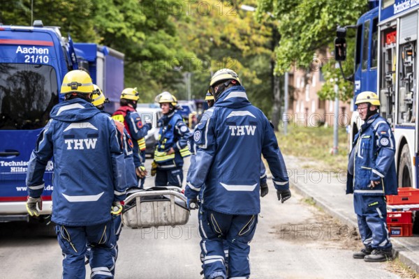 Rescue and recovery of people after a drone attack on residential buildings in a civil defence scenario, in which access is partly possible via wall breakthroughs or upper floors, transport of injured persons, FÜLEX25, of the THW, Technisches Hilfswerk, Landesverband North Rhine-Westphalia, on 4 weekends over 3500 volunteers from the 127 North Rhine-Westphalia local associations, many different deployment scenarios, from the field of disaster control and civil defence