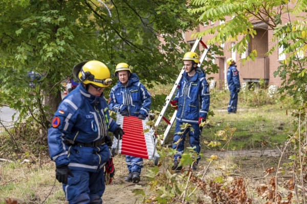 Rescue and recovery of people after a drone attack on residential buildings in a civil defence scenario, in which access is partly possible via wall breakthroughs or upper floors, scaling ladder operation, FÜLEX25, of the THW, Technisches Hilfswerk, Landesverband North Rhine-Westphalia, on 4 weekends over 3500 volunteers from the 127 North Rhine-Westphalia local associations, many different deployment scenarios, from the field of disaster control and civil defence