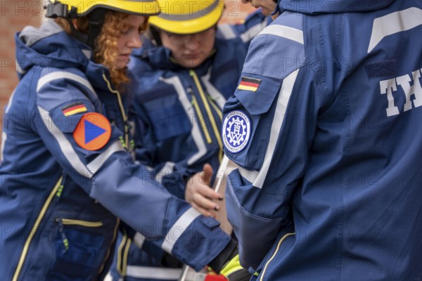 Rescue and recovery of people after a drone attack on residential buildings in a civil defence scenario, in which access is partly possible via wall breakthroughs or upper floors, FÜLEX25, of the THW, Technisches Hilfswerk, Landesverband North Rhine-Westphalia, on 4 weekends over 3500 volunteers from the 127 North Rhine-Westphalia local associations practice many different deployment scenarios from the field of disaster control and civil defence