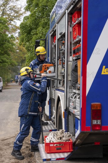Rescue and recovery of people after a drone attack on residential buildings in a civil defence scenario, in which access is partly possible via wall breakthroughs or upper floors, FÜLEX25, of the THW, Technisches Hilfswerk, Landesverband North Rhine-Westphalia, on 4 weekends over 3500 volunteers from the 127 North Rhine-Westphalia local associations practice many different deployment scenarios from the field of disaster control and civil defence