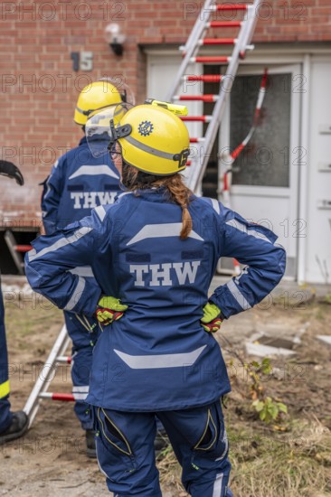 Rescue and recovery of people after a drone attack on residential buildings in a civil defence scenario, in which access is partly possible via wall breakthroughs or upper floors, FÜLEX25, of the THW, Technisches Hilfswerk, Landesverband North Rhine-Westphalia, on 4 weekends over 3500 volunteers from the 127 North Rhine-Westphalia local associations practice many different deployment scenarios from the field of disaster control and civil defence