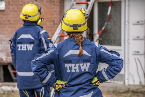 Rescue and recovery of people after a drone attack on residential buildings in a civil defence scenario, in which access is partly possible via wall breakthroughs or upper floors, FÜLEX25, of the THW, Technisches Hilfswerk, Landesverband North Rhine-Westphalia, on 4 weekends over 3500 volunteers from the 127 North Rhine-Westphalia local associations practice many different deployment scenarios from the field of disaster control and civil defence