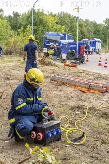 Rescue and recovery of people after a drone attack on residential buildings in a civil defence scenario, in which access is partly possible via wall breakthroughs or upper floors, power supply, FÜLEX25, of the THW, Technisches Hilfswerk, Landesverband North Rhine-Westphalia, on 4 weekends over 3500 volunteers from the 127 North Rhine-Westphalia local associations, many different deployment scenarios, from the field of disaster control and civil defence