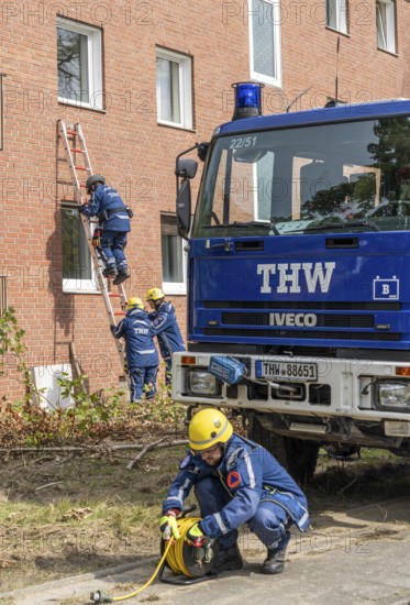 Rescue and recovery of people after a drone attack on residential buildings in a civil defence scenario, in which access is partly possible via wall breakthroughs or upper floors, power supply, FÜLEX25, of the THW, Technisches Hilfswerk, Landesverband North Rhine-Westphalia, on 4 weekends over 3500 volunteers from the 127 North Rhine-Westphalia local associations, many different deployment scenarios, from the field of disaster control and civil defence