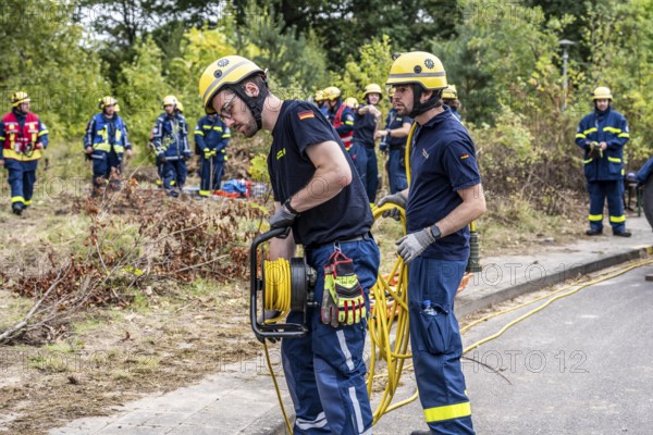 Rescue and recovery of people after a drone attack on residential buildings in a civil defence scenario, in which access is partly possible via wall breakthroughs or upper floors, power supply, FÜLEX25, of the THW, Technisches Hilfswerk, Landesverband North Rhine-Westphalia, on 4 weekends over 3500 volunteers from the 127 North Rhine-Westphalia local associations, many different deployment scenarios, from the field of disaster control and civil defence