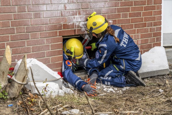 Rescue and recovery of people after a drone attack on a residential building in a civil defence scenario, in which access is partly possible via wall breakthroughs or upper floors, penetration into the building through a basement window, FÜLEX25, of the THW, Technisches Hilfswerk, Landesverband North Rhine-Westphalia, on 4 weekends over 3500 volunteers from the 127 North Rhine-Westphalia local associations, many different deployment scenarios, from the field of disaster control and civil defence