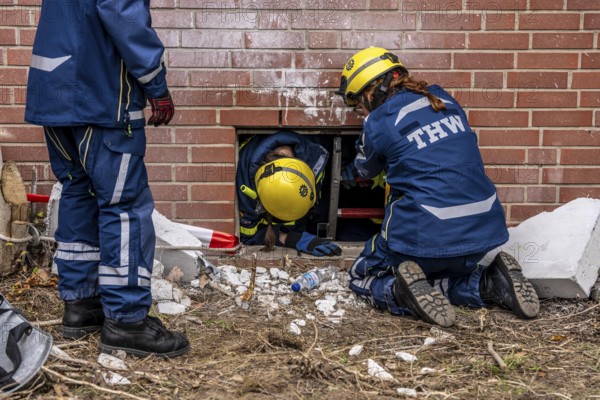 Rescue and recovery of people after a drone attack on a residential building in a civil defence scenario, in which access is partly possible via wall breakthroughs or upper floors, penetration into the building through a basement window, FÜLEX25, of the THW, Technisches Hilfswerk, Landesverband North Rhine-Westphalia, on 4 weekends over 3500 volunteers from the 127 North Rhine-Westphalia local associations, many different deployment scenarios, from the field of disaster control and civil defence