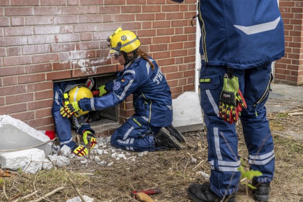 Rescue and recovery of people after a drone attack on a residential building in a civil defence scenario, in which access is partly possible via wall breakthroughs or upper floors, penetration into the building through a basement window, FÜLEX25, of the THW, Technisches Hilfswerk, Landesverband North Rhine-Westphalia, on 4 weekends over 3500 volunteers from the 127 North Rhine-Westphalia local associations, many different deployment scenarios, from the field of disaster control and civil defence