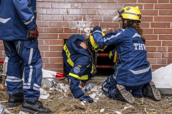 Rescue and recovery of people after a drone attack on a residential building in a civil defence scenario, in which access is partly possible via wall breakthroughs or upper floors, penetration into the building through a basement window, FÜLEX25, of the THW, Technisches Hilfswerk, Landesverband North Rhine-Westphalia, on 4 weekends over 3500 volunteers from the 127 North Rhine-Westphalia local associations, many different deployment scenarios, from the field of disaster control and civil defence