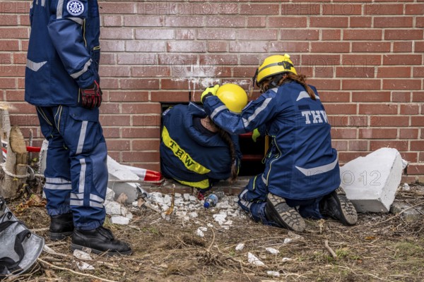 Rescue and recovery of people after a drone attack on a residential building in a civil defence scenario, in which access is partly possible via wall breakthroughs or upper floors, penetration into the building through a basement window, FÜLEX25, of the THW, Technisches Hilfswerk, Landesverband North Rhine-Westphalia, on 4 weekends over 3500 volunteers from the 127 North Rhine-Westphalia local associations, many different deployment scenarios, from the field of disaster control and civil defence