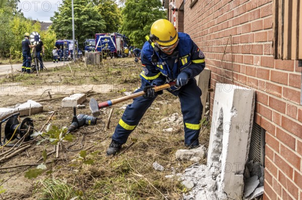 Rescue and recovery of people after a drone attack on residential buildings in a civil defence scenario, in which access is partly possible via wall breakthroughs or upper floors, simulated wall breakthrough with a concrete slab, FÜLEX25, of the THW, Technisches Hilfswerk, Landesverband North Rhine-Westphalia, on 4 weekends over 3500 volunteers from the 127 North Rhine-Westphalia local associations, many different deployment scenarios, from the field of disaster control and civil defence