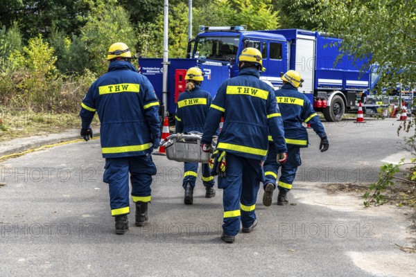 Rescue and recovery of people after a drone attack on residential buildings in a civil defence scenario, in which access is partly possible via wall breakthroughs or upper floors, transport of injured persons, FÜLEX25, of the THW, Technisches Hilfswerk, Landesverband North Rhine-Westphalia, on 4 weekends over 3500 volunteers from the 127 North Rhine-Westphalia local associations, many different deployment scenarios, from the field of disaster control and civil defence