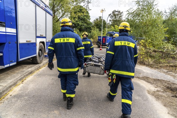 Rescue and recovery of people after a drone attack on residential buildings in a civil defence scenario, in which access is partly possible via wall breakthroughs or upper floors, transport of injured persons, FÜLEX25, of the THW, Technisches Hilfswerk, Landesverband North Rhine-Westphalia, on 4 weekends over 3500 volunteers from the 127 North Rhine-Westphalia local associations, many different deployment scenarios, from the field of disaster control and civil defence