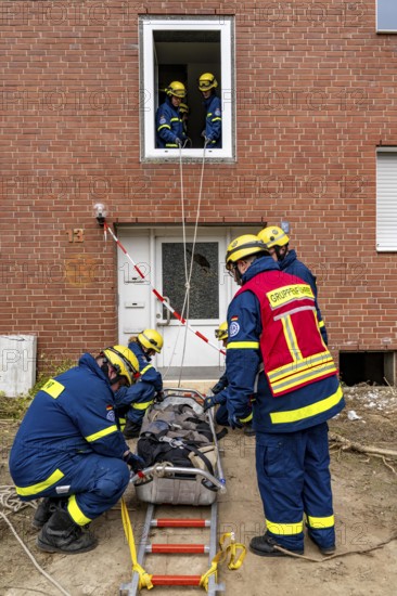 Rescue and recovery of people after a drone attack on residential buildings in a civil defence scenario, in which access is partly possible via wall breakthroughs or upper floors, here with a so-called ladder lever, FÜLEX25, of the THW, Technisches Hilfswerk, Landesverband North Rhine-Westphalia, on 4 weekends over 3500 volunteers from the 127 North Rhine-Westphalia local associations practice many different deployment scenarios from the field of disaster control and civil defence