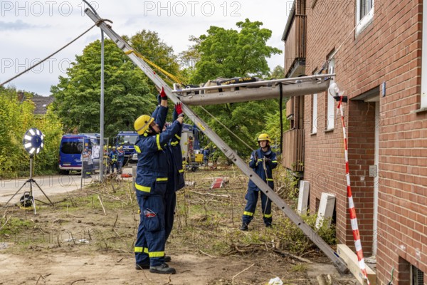 Rescue and recovery of people after a drone attack on residential buildings in a civil defence scenario, in which access is partly possible via wall breakthroughs or upper floors, here with a so-called ladder lever, FÜLEX25, of the THW, Technisches Hilfswerk, Landesverband North Rhine-Westphalia, on 4 weekends over 3500 volunteers from the 127 North Rhine-Westphalia local associations practice many different deployment scenarios from the field of disaster control and civil defence