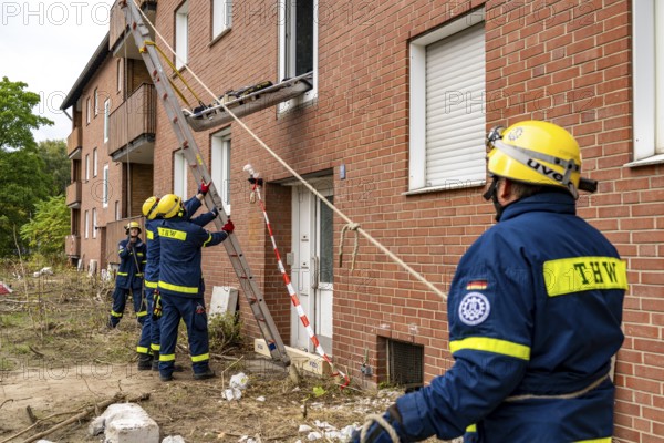 Rescue and recovery of people after a drone attack on residential buildings in a civil defence scenario, in which access is partly possible via wall breakthroughs or upper floors, here with a so-called ladder lever, FÜLEX25, of the THW, Technisches Hilfswerk, Landesverband North Rhine-Westphalia, on 4 weekends over 3500 volunteers from the 127 North Rhine-Westphalia local associations practice many different deployment scenarios from the field of disaster control and civil defence