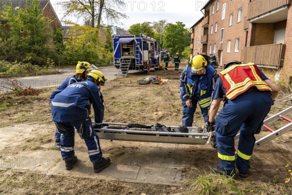 Rescue and recovery of people after a drone attack on residential buildings in a civil defence scenario, in which access is partly possible via wall breakthroughs or upper floors, here with a ladder slide, FÜLEX25, of the THW, Technisches Hilfswerk, Landesverband North Rhine-Westphalia, on 4 weekends over 3500 volunteers from the 127 North Rhine-Westphalia local associations practice many different deployment scenarios from the field of disaster control and civil defence