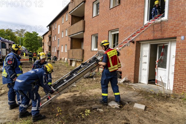 Rescue and recovery of people after a drone attack on residential buildings in a civil defence scenario, in which access is partly possible via wall breakthroughs or upper floors, here with a ladder slide, FÜLEX25, of the THW, Technisches Hilfswerk, Landesverband North Rhine-Westphalia, on 4 weekends over 3500 volunteers from the 127 North Rhine-Westphalia local associations practice many different deployment scenarios from the field of disaster control and civil defence
