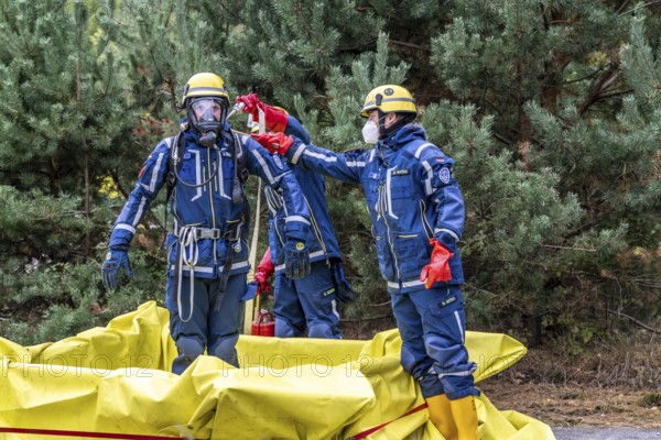 Rescue and recovery of people in an area that may be affected by hazardous substances, use of breathing apparatus, decontamination, at the large-scale exercise FÜLEX25, organised by the THW, Technisches Hilfswerk, Landesverband North Rhine-Westphalia, over 3500 volunteers from the 127 North Rhine-Westphalia local associations practise many different deployment scenarios from the field of disaster control and civil defence over 4 weekends