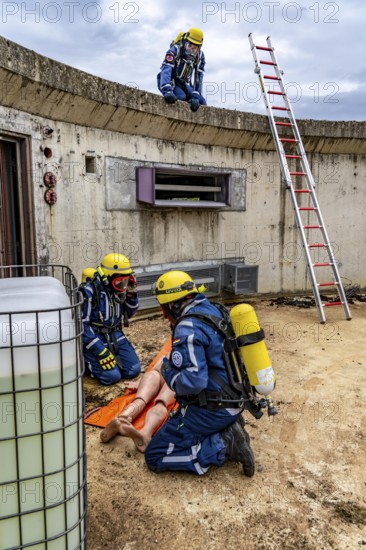 Rescue and recovery of people in an area possibly affected by hazardous substances, operation under respiratory protection, at the major exercise FÜLEX25, of the THW, Technisches Hilfswerk, Landesverband North Rhine-Westphalia, on 4 weekends over 3500 volunteers of the 127 North Rhine-Westphalia local organisations, many different operation scenarios, from the field of disaster control and civil defence