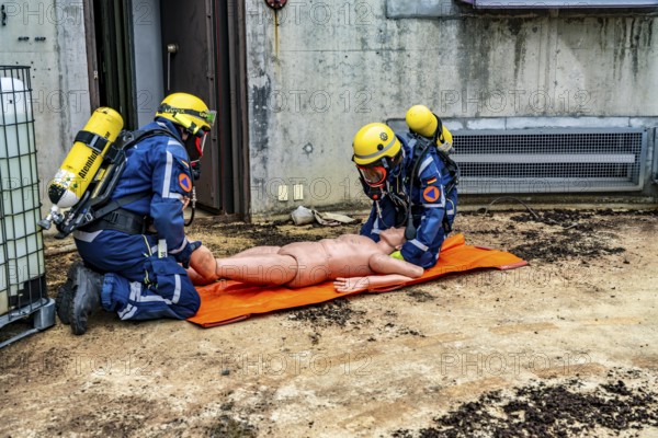 Rescue and recovery of people in an area possibly affected by hazardous substances, operation under respiratory protection, at the major exercise FÜLEX25, of the THW, Technisches Hilfswerk, Landesverband North Rhine-Westphalia, on 4 weekends over 3500 volunteers of the 127 North Rhine-Westphalia local organisations, many different operation scenarios, from the field of disaster control and civil defence