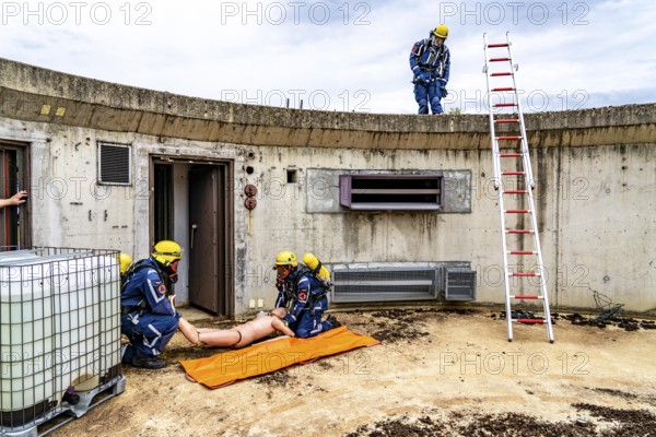 Rescue and recovery of people in an area possibly affected by hazardous substances, operation under respiratory protection, at the major exercise FÜLEX25, of the THW, Technisches Hilfswerk, Landesverband North Rhine-Westphalia, on 4 weekends over 3500 volunteers of the 127 North Rhine-Westphalia local organisations, many different operation scenarios, from the field of disaster control and civil defence