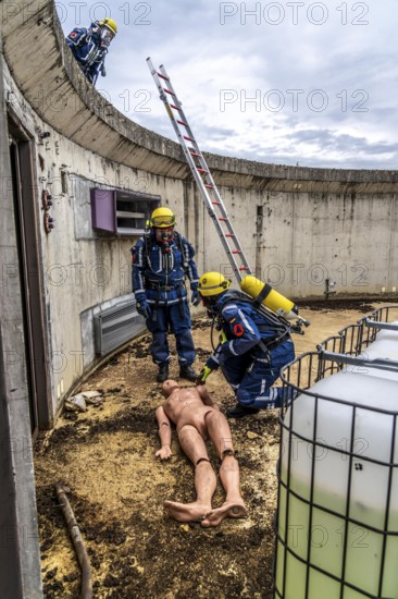 Rescue and recovery of people in an area possibly affected by hazardous substances, operation under respiratory protection, at the major exercise FÜLEX25, of the THW, Technisches Hilfswerk, Landesverband North Rhine-Westphalia, on 4 weekends over 3500 volunteers of the 127 North Rhine-Westphalia local organisations, many different operation scenarios, from the field of disaster control and civil defence