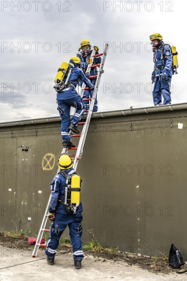 Rescue and recovery of people in an area possibly affected by hazardous substances, operation under respiratory protection, at the major exercise FÜLEX25, of the THW, Technisches Hilfswerk, Landesverband North Rhine-Westphalia, on 4 weekends over 3500 volunteers of the 127 North Rhine-Westphalia local organisations, many different operation scenarios, from the field of disaster control and civil defence