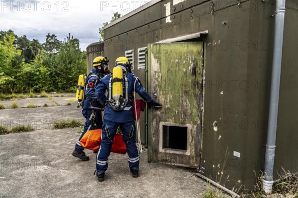 Rescue and recovery of people in an area possibly affected by hazardous substances, operation under respiratory protection, at the major exercise FÜLEX25, of the THW, Technisches Hilfswerk, Landesverband North Rhine-Westphalia, on 4 weekends over 3500 volunteers of the 127 North Rhine-Westphalia local organisations, many different operation scenarios, from the field of disaster control and civil defence