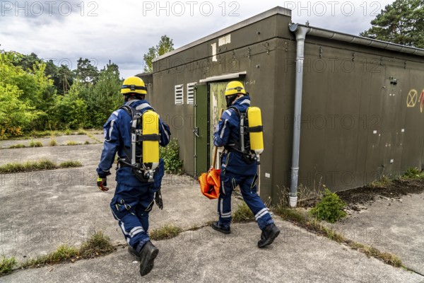 Rescue and recovery of people in an area possibly affected by hazardous substances, operation under respiratory protection, at the major exercise FÜLEX25, of the THW, Technisches Hilfswerk, Landesverband North Rhine-Westphalia, on 4 weekends over 3500 volunteers of the 127 North Rhine-Westphalia local organisations, many different operation scenarios, from the field of disaster control and civil defence