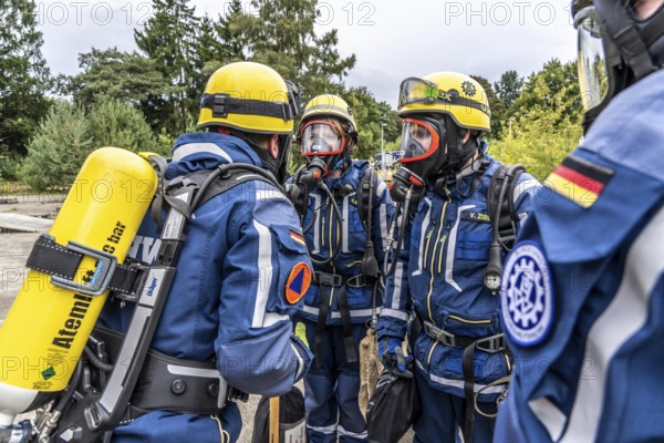 Rescue and recovery of people in an area possibly affected by hazardous substances, operation under respiratory protection, at the major exercise FÜLEX25, of the THW, Technisches Hilfswerk, Landesverband North Rhine-Westphalia, on 4 weekends over 3500 volunteers of the 127 North Rhine-Westphalia local organisations, many different operation scenarios, from the field of disaster control and civil defence