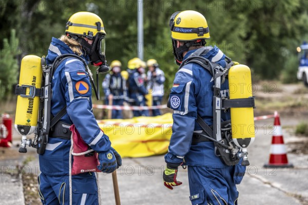 Rescue and recovery of people in an area possibly affected by hazardous substances, operation under respiratory protection, at the major exercise FÜLEX25, of the THW, Technisches Hilfswerk, Landesverband North Rhine-Westphalia, on 4 weekends over 3500 volunteers of the 127 North Rhine-Westphalia local organisations, many different operation scenarios, from the field of disaster control and civil defence
