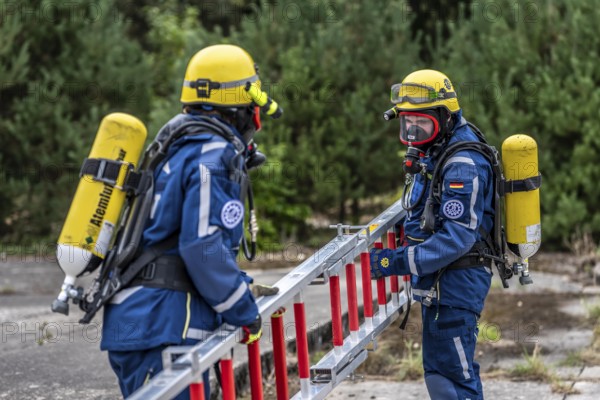 Rescue and recovery of people in an area possibly affected by hazardous substances, operation under respiratory protection, at the major exercise FÜLEX25, of the THW, Technisches Hilfswerk, Landesverband North Rhine-Westphalia, on 4 weekends over 3500 volunteers of the 127 North Rhine-Westphalia local organisations, many different operation scenarios, from the field of disaster control and civil defence