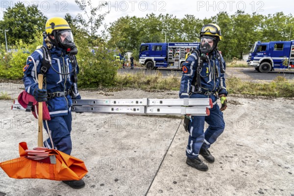 Rescue and recovery of people in an area possibly affected by hazardous substances, operation under respiratory protection, at the major exercise FÜLEX25, of the THW, Technisches Hilfswerk, Landesverband North Rhine-Westphalia, on 4 weekends over 3500 volunteers of the 127 North Rhine-Westphalia local organisations, many different operation scenarios, from the field of disaster control and civil defence