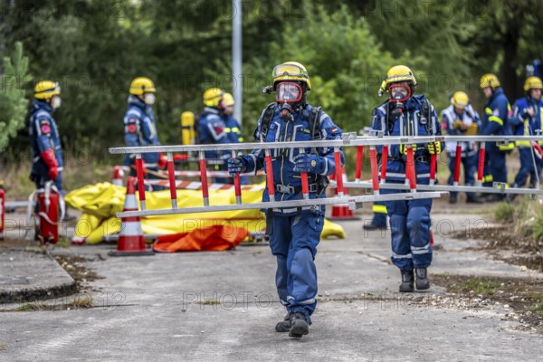 Rescue and recovery of people in an area possibly affected by hazardous substances, operation under respiratory protection, at the major exercise FÜLEX25, of the THW, Technisches Hilfswerk, Landesverband North Rhine-Westphalia, on 4 weekends over 3500 volunteers of the 127 North Rhine-Westphalia local organisations, many different operation scenarios, from the field of disaster control and civil defence