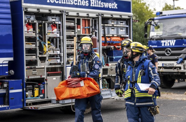 Rescue and recovery of people in an area possibly affected by hazardous substances, operation under respiratory protection, at the major exercise FÜLEX25, of the THW, Technisches Hilfswerk, Landesverband North Rhine-Westphalia, on 4 weekends over 3500 volunteers of the 127 North Rhine-Westphalia local organisations, many different operation scenarios, from the field of disaster control and civil defence