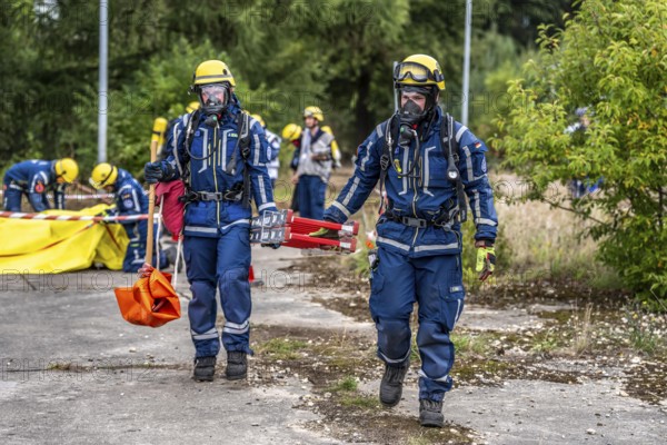 Rescue and recovery of people in an area possibly affected by hazardous substances, operation under respiratory protection, at the major exercise FÜLEX25, of the THW, Technisches Hilfswerk, Landesverband North Rhine-Westphalia, on 4 weekends over 3500 volunteers of the 127 North Rhine-Westphalia local organisations, many different operation scenarios, from the field of disaster control and civil defence