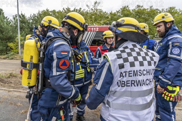 Rescue and recovery of people in an area that may be affected by hazardous substances, use of respiratory protection, respiratory protection monitoring, at the large-scale exercise FÜLEX25, of the THW, Technisches Hilfswerk, Landesverband North Rhine-Westphalia, on 4 weekends over 3500 volunteers from the 127 North Rhine-Westphalia local organisations, many different deployment scenarios, from the field of disaster control and civil defence