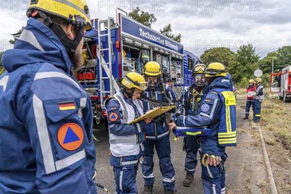 Rescue and recovery of people in an area that may be affected by hazardous substances, use of respiratory protection, respiratory protection monitoring, at the large-scale exercise FÜLEX25, of the THW, Technisches Hilfswerk, Landesverband North Rhine-Westphalia, on 4 weekends over 3500 volunteers from the 127 North Rhine-Westphalia local organisations, many different deployment scenarios, from the field of disaster control and civil defence