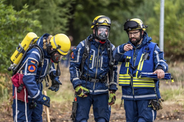 Rescue and recovery of people in an area possibly affected by hazardous substances, operation under respiratory protection, at the major exercise FÜLEX25, of the THW, Technisches Hilfswerk, Landesverband North Rhine-Westphalia, on 4 weekends over 3500 volunteers of the 127 North Rhine-Westphalia local organisations, many different operation scenarios, from the field of disaster control and civil defence