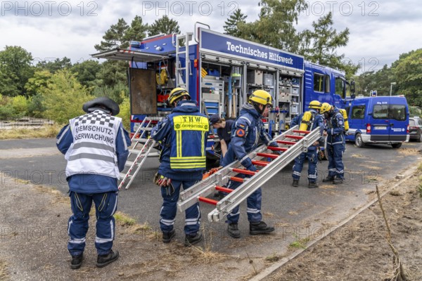 Rescue and recovery of people in an area that may be affected by hazardous substances, use of respiratory protection, respiratory protection monitoring, at the large-scale exercise FÜLEX25, of the THW, Technisches Hilfswerk, Landesverband North Rhine-Westphalia, on 4 weekends over 3500 volunteers from the 127 North Rhine-Westphalia local organisations, many different deployment scenarios, from the field of disaster control and civil defence