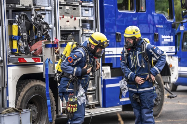Rescue and recovery of people in an area that may be affected by hazardous substances, equipping in front of an operation under respiratory protection, at the major exercise FÜLEX25, of the THW, Technisches Hilfswerk, Landesverband North Rhine-Westphalia, on 4 weekends over 3500 volunteers of the 127 North Rhine-Westphalia local organisations, many different operation scenarios, from the field of disaster control and civil defence