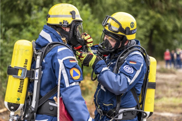 Rescue and recovery of people in an area possibly affected by hazardous substances, operation under respiratory protection, at the major exercise FÜLEX25, of the THW, Technisches Hilfswerk, Landesverband North Rhine-Westphalia, on 4 weekends over 3500 volunteers of the 127 North Rhine-Westphalia local organisations, many different operation scenarios, from the field of disaster control and civil defence